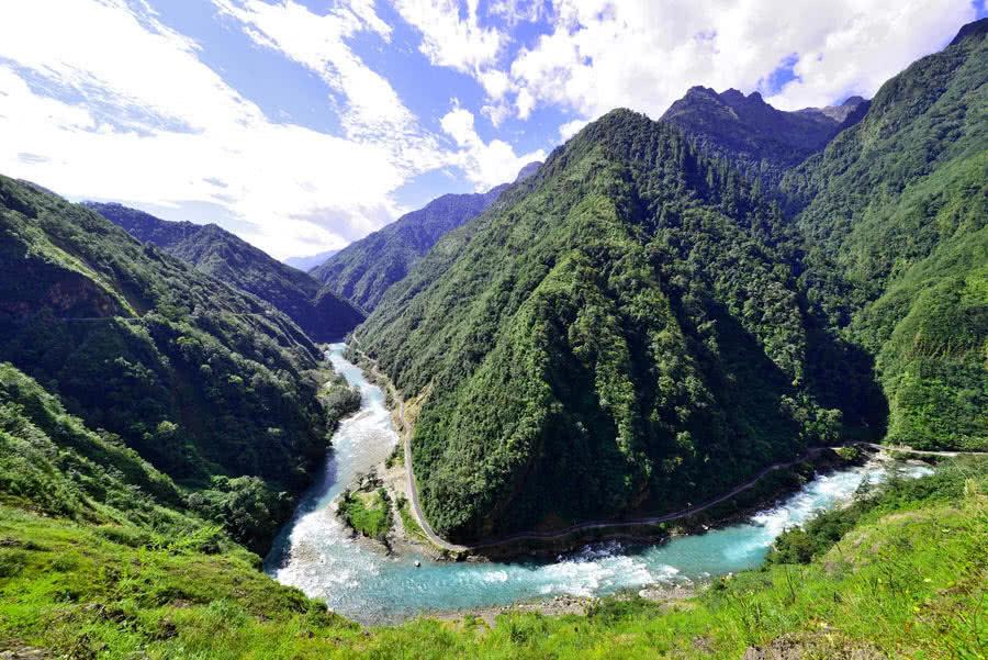市十八届人大二次会议举行主席团四次会