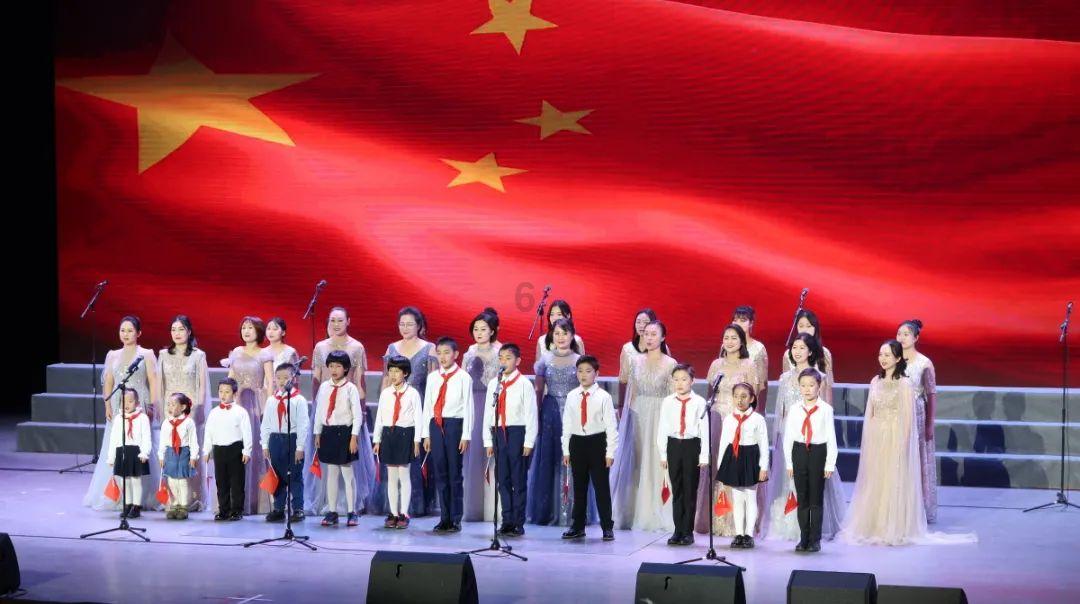 千仞雪绝美写真来袭，小手捂胸性感十足，轻咬红唇姿势诱人