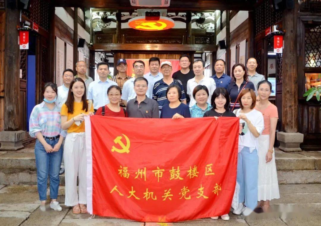 在路边灭火的杭州外卖小哥冲上热搜:我的矿泉水立了“大功”