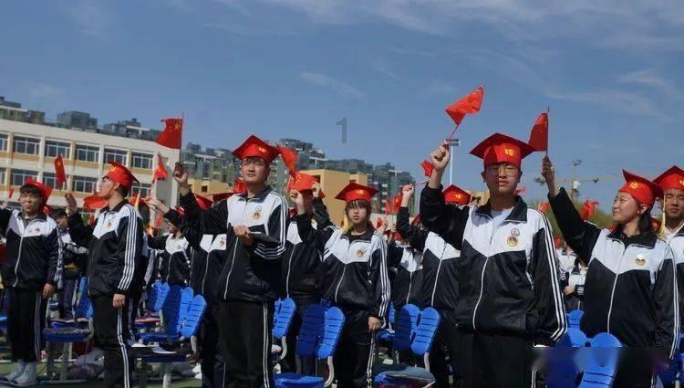 这款生存MMO真头铁,硬与《幻兽帕鲁》抢玩家,竟也没输?