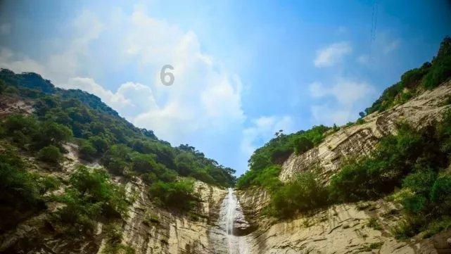 春运首日杭州学院路地铁站年味十足，老师现场挥毫泼墨，给乘客送祝福