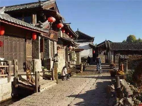 女:你是还在生气吗？男:生什么气，你一个女孩子合适吗？女:什么合适不合适？游戏画面