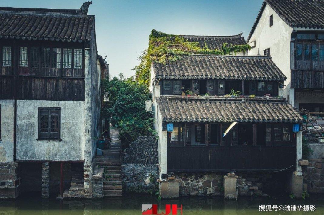 太豪了！刘南希晒四世同堂，住35w月子会所，婆婆送10w红包惹争议